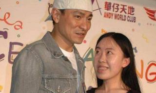 女生穿婚纱看演唱会被分手